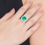 modelo-anel-esmeralda-oval-brilhantes-brancos-3-pontos-detalhe-ANOBESM141000