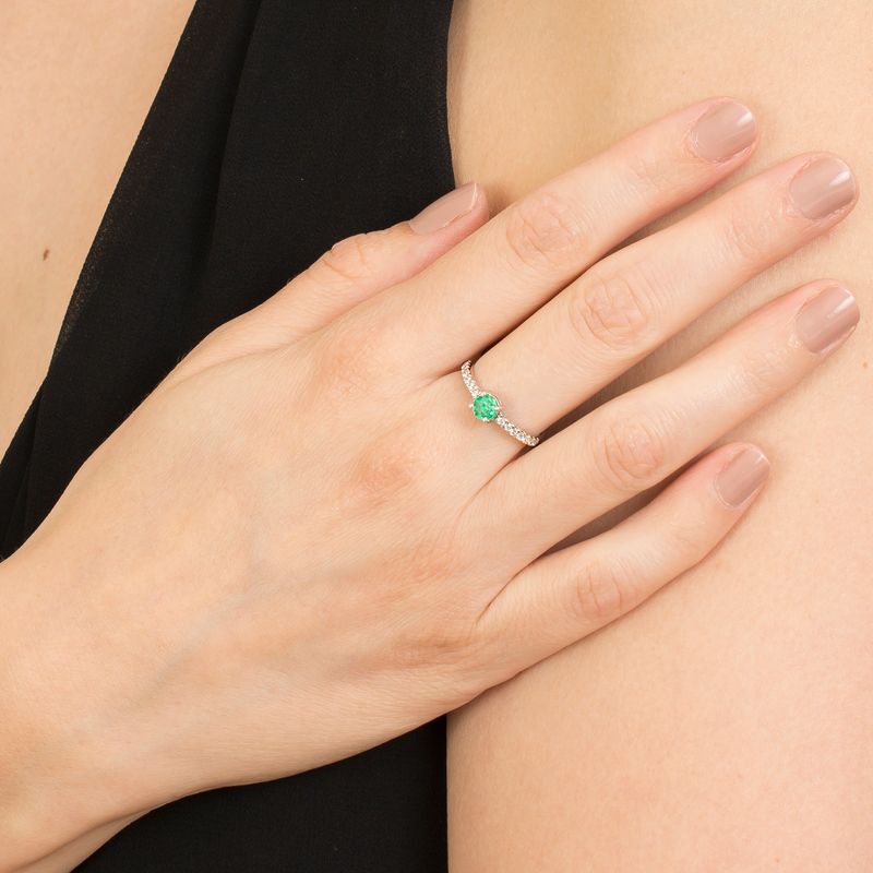 modelo-anel-esmeralda-colombiana-brilhantes-detalhe-ANOBESM616000