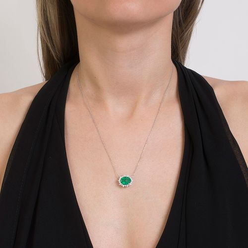 Colar esmeralda oval 2,79cts e 42 pontos de brilhantes