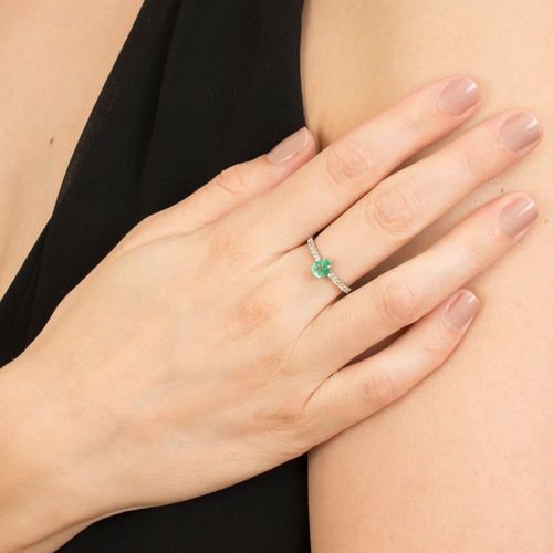 Anel esmeralda colombiana 0,60ct e brilhantes
