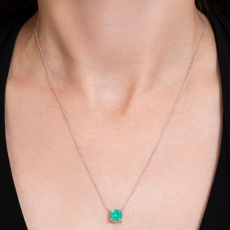 modelo-colar-esmeralda-colombiana-cushion-171cts-ouro-branco-18k750-detalhe-COOBESM80066