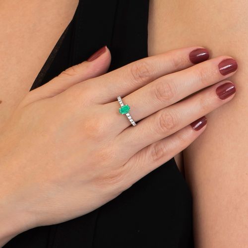 Anel esmeralda 0,82ct e brilhantes brancos
