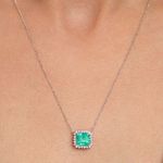 modelo-colar-ouro-amarelo-18k750-esmeralda-colombiana-retangular-242cts-brilhantes-ao-redor-detalhe-COOBESM085314