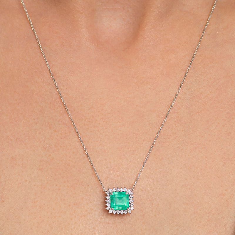 modelo-colar-ouro-amarelo-18k750-esmeralda-colombiana-retangular-242cts-brilhantes-ao-redor-detalhe-COOBESM085314