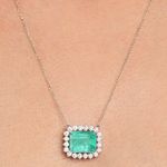 modelo-colar-ouro-branco-18k750-esmeralda-colombiana-retangular-58cts-brilhantes-detalhe-COOBESM687300