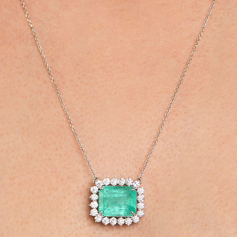 modelo-colar-ouro-branco-18k750-esmeralda-colombiana-retangular-58cts-brilhantes-detalhe-COOBESM687300