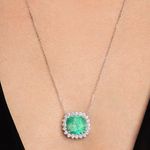 modelo-colar-ouro-branco-18k750-esmeralda-colombiana-cushion-1150cts-brilhantes-detalhe-COOBESM11500