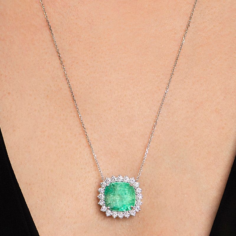 modelo-colar-ouro-branco-18k750-esmeralda-colombiana-cushion-1150cts-brilhantes-detalhe-COOBESM11500