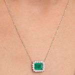 modelo-colar-ouro-branco-18k750-esmeralda-retangular-280cts-brilhantes-detalhe-COOBESM831300