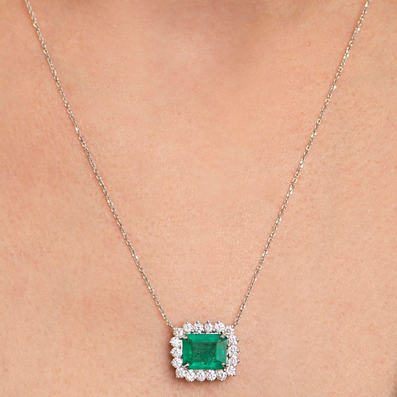 modelo-colar-ouro-branco-18k750-esmeralda-retangular-280cts-brilhantes-detalhe-COOBESM831300