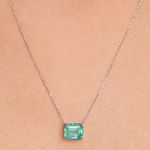 colar-ouro-branco-18k-750-esmeralda-colombiana-retangular-95x78mm-detalhe-COOBESM82594