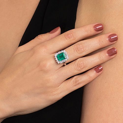 Anel esmeralda 3,89cts e brilhantes