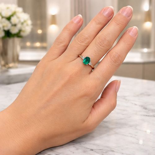 Anel esmeralda oval e brilhantes