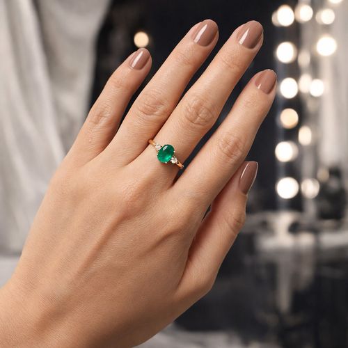 Anel esmeralda oval e brilhantes