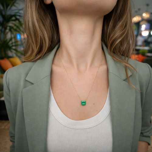 Colar solitário esmeralda cushion 3,39cts