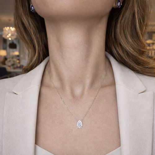 Colar diamante gota 46 pontos e brilhantes ao redor